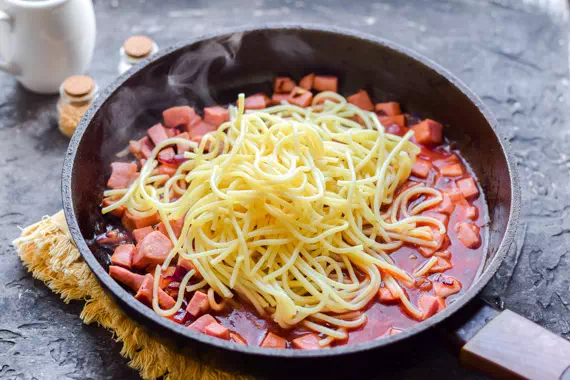 спагетти с колбасой рецепт фото 7